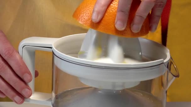 Klämma orange med squeezer — Stockvideo