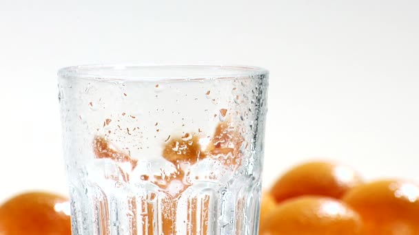 Ρίχνει το χυμό πορτοκαλιού σε ένα ποτήρι διατηρημένα με απλή ψύξη — Αρχείο Βίντεο