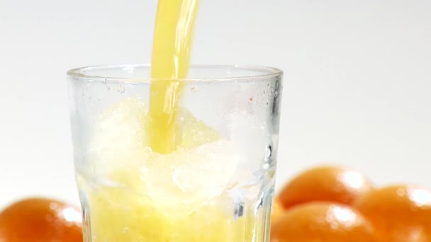 Ρίχνει το χυμό πορτοκαλιού σε ένα ποτήρι — Αρχείο Βίντεο