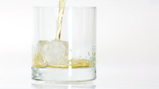 Whisky in een glas gieten — Stockvideo