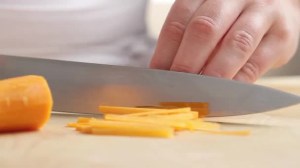 Chef chopping carrots — Stock Video