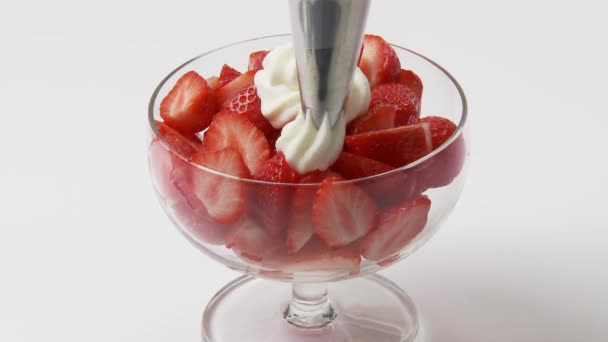 Añadir crema a las fresas — Vídeos de Stock