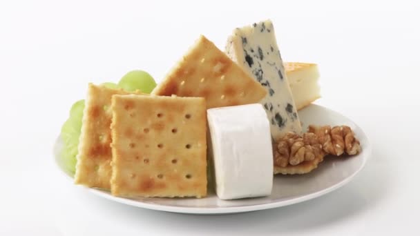 Queso con galletas, uvas y nueces — Vídeo de stock