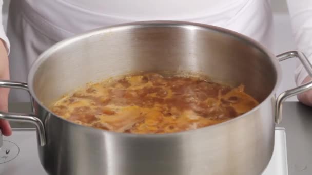 Rindergulasch kochen — Stockvideo