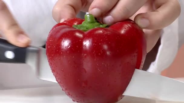 Eine rote Paprika halbieren und entkernen — Stockvideo