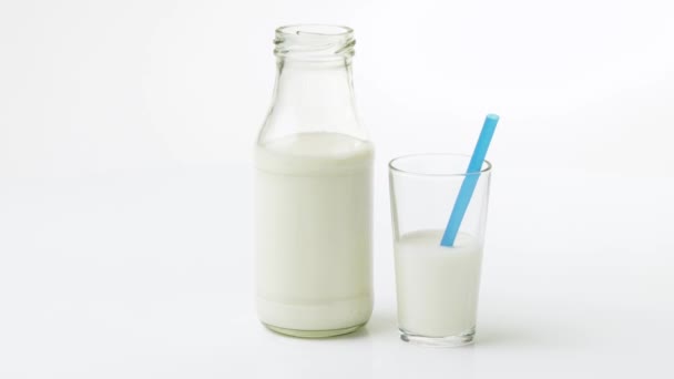 Botella de leche y un vaso — Vídeos de Stock