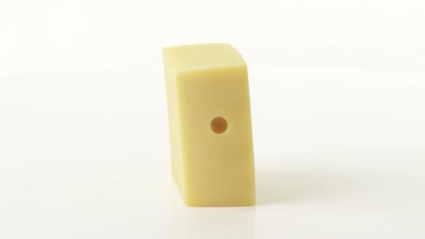 Um pedaço de queijo Emmental — Vídeo de Stock