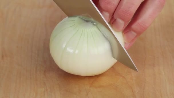 Slicing onion in half and chopping — Stock Video