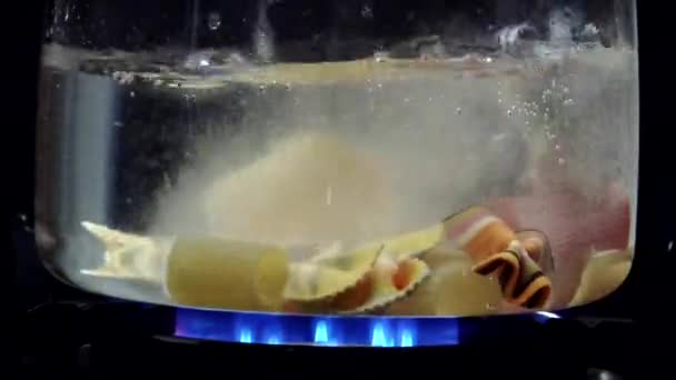 Pasta que cae en agua hirviendo — Vídeos de Stock