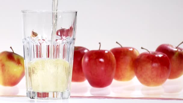 Despejar suco de maçã em vidro — Vídeo de Stock