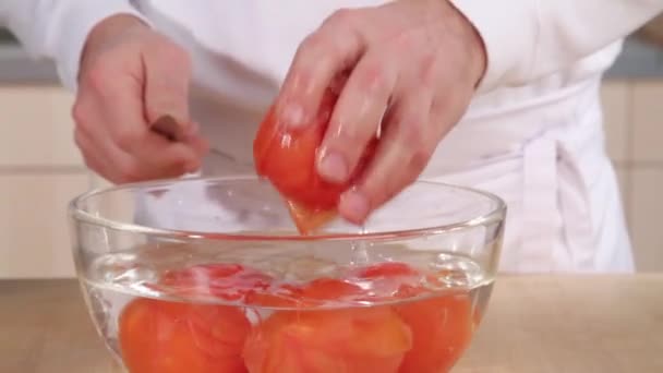 Desollar un tomate blanqueado — Vídeo de stock