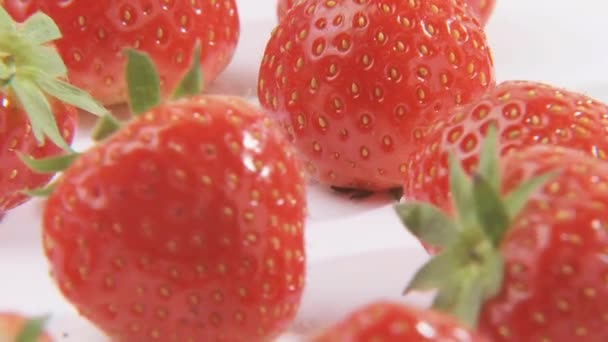 Rotierende Erdbeeren auf einem Tisch — Stockvideo