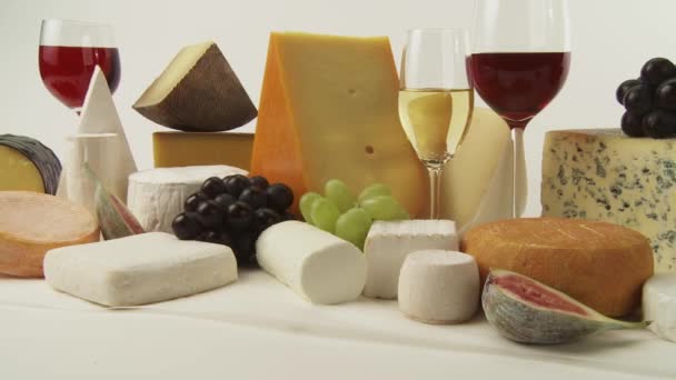 Varios quesos con copas de vino — Vídeos de Stock