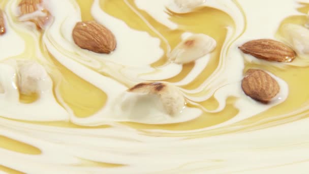 Йогурт с миндалем и медом — стоковое видео
