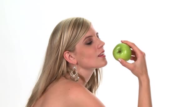 Blond woman eating green apple — Stock Video