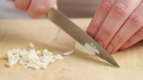 Chopping garlic cloves — Stock Video