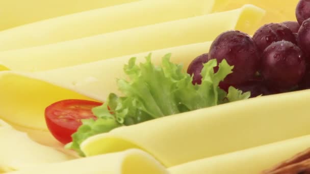 Сырные тарелки с виноградом — стоковое видео