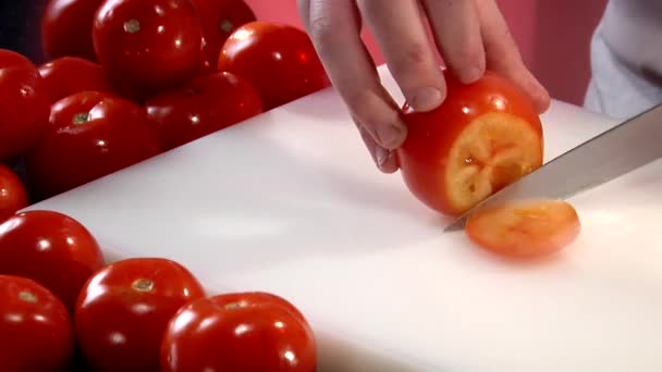 Chef rebanando un tomate — Vídeos de Stock