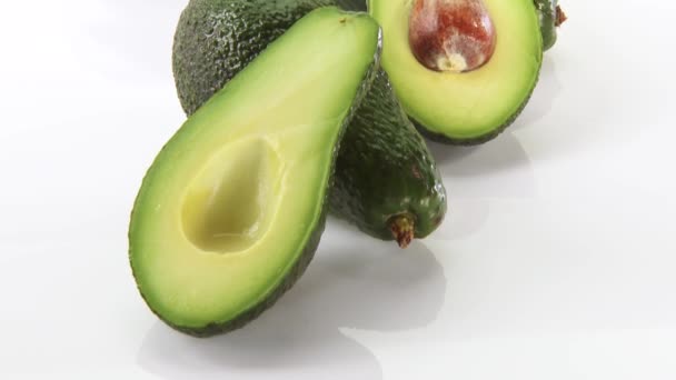 Diversi avocado su sfondo bianco — Video Stock