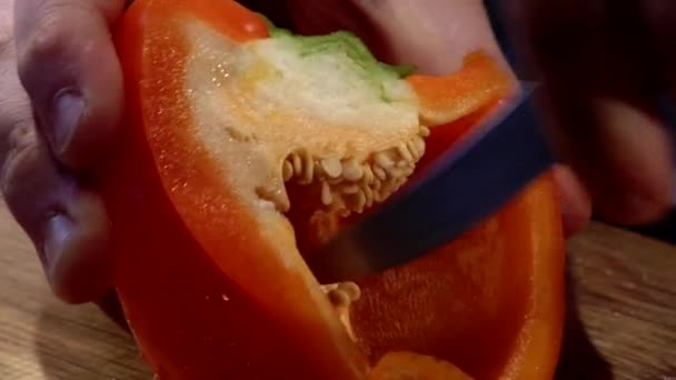 Coring un pimiento rojo — Vídeo de stock