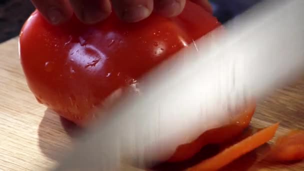 Eine ganze Paprika in Ringe schneiden — Stockvideo