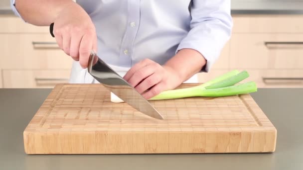 Man chopping leek — Stock Video