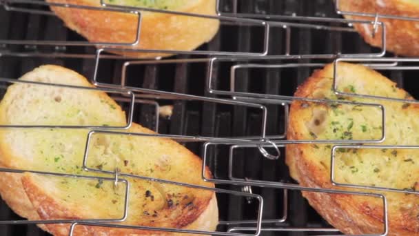 Knoblauchbaguette wird gegrillt — Stockvideo