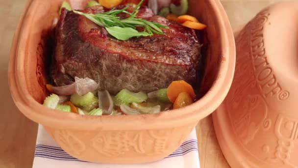 Roast beef with vegetables — Stock Video