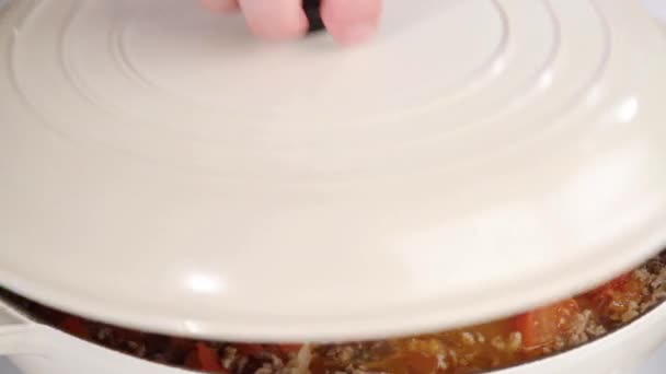 Ajouter du bouillon à une casserole de viande hachée — Video