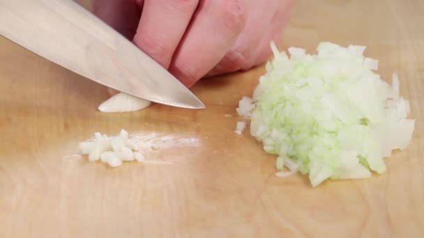 Knoblauch fein hacken — Stockvideo