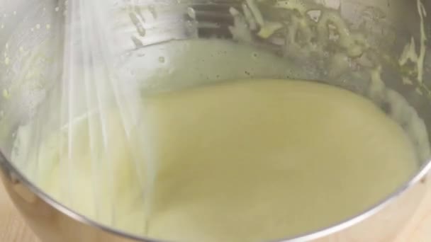 Избиение крема в миске для смешивания — стоковое видео