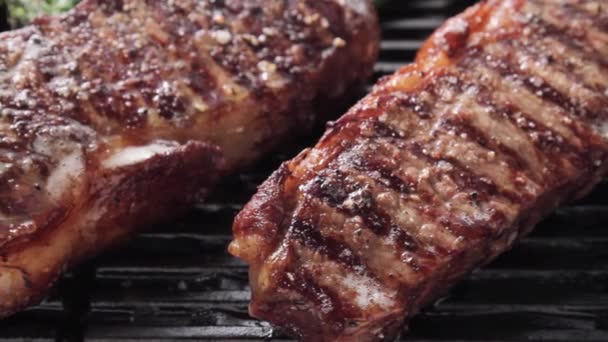 Grilled New York strip steaks — Stock Video