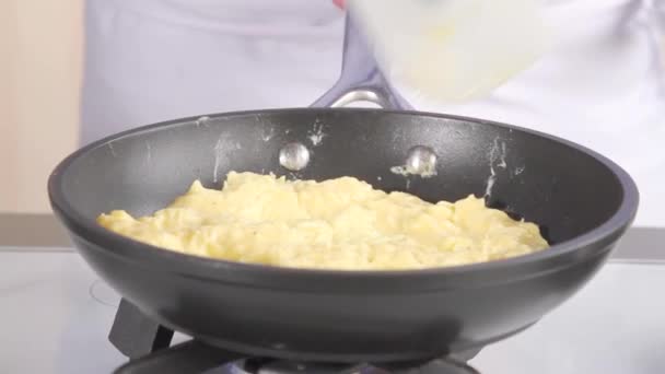 Omelette being cooked — Stock Video