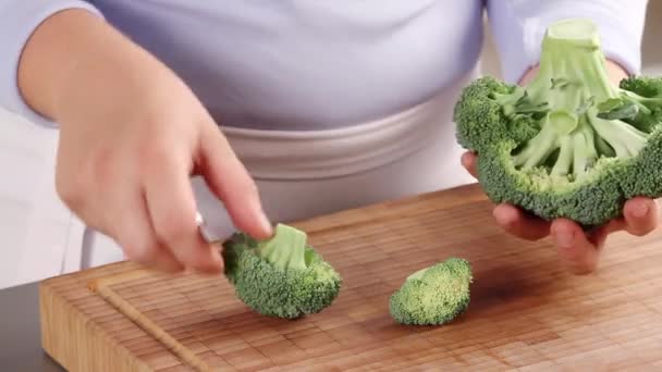 Dividere i broccoli in fiori — Video Stock