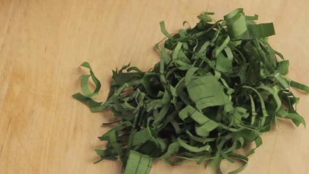 Ramson leaves being chopped — Stock Video
