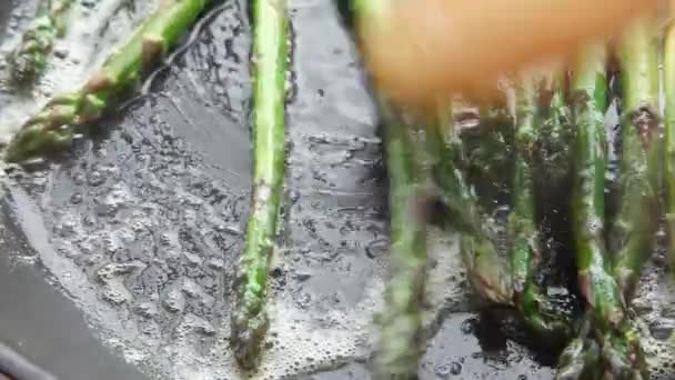 Szparagi są smażone na patelni — Wideo stockowe