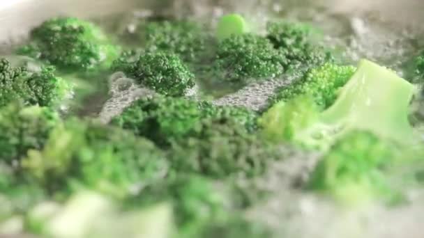 Приготовление брокколи в воде — стоковое видео
