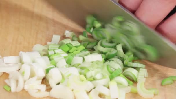 Spring onions being chopped — Stock Video