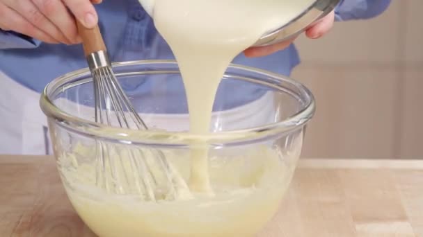 Crème mélangée dans du beurre à la crème — Video