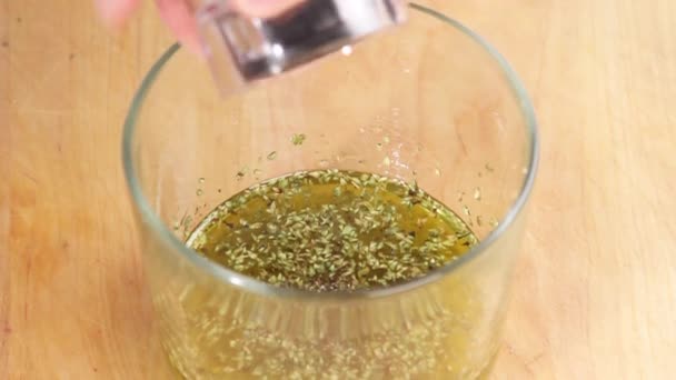 Marinade aux herbes assaisonnée — Video