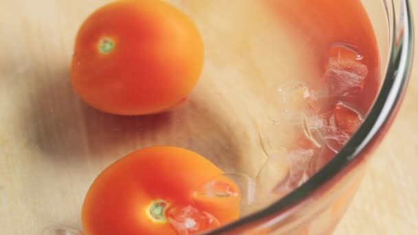 Rajčata z vody odebírán — Stock video