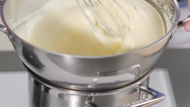 奶油，正打在贝恩玛丽 — 图库视频影像