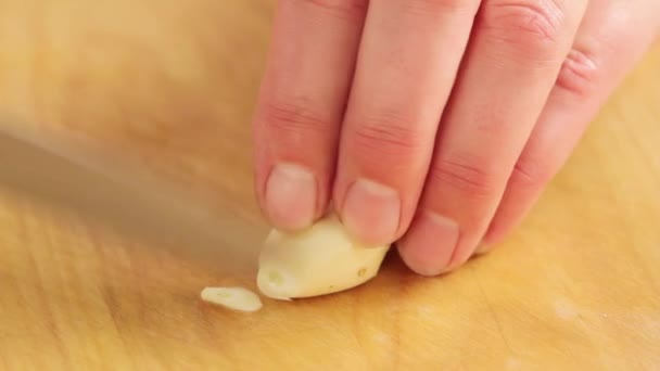 Slicing garlic cloves finely — Stock Video