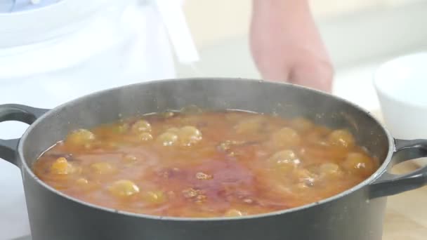 Con carne siendo sazonada — Vídeos de Stock