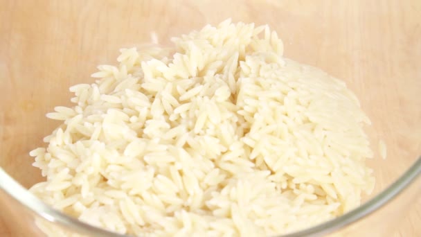 Lét hozzáadott-hoz orzo tészta pestoval — Stock videók