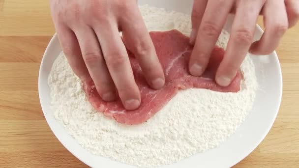 Escalope de vitela em farinha — Vídeo de Stock