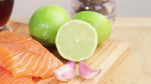 Salmon fillet and limes — Stock Video