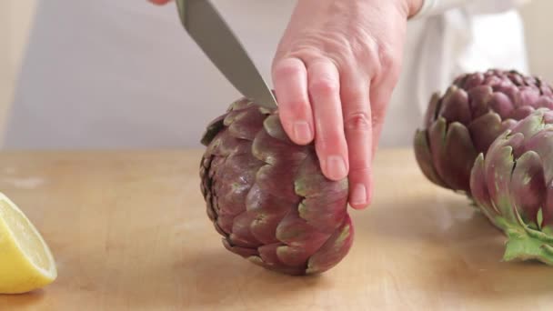 Enlever les extrémités des feuilles des artichauts — Video