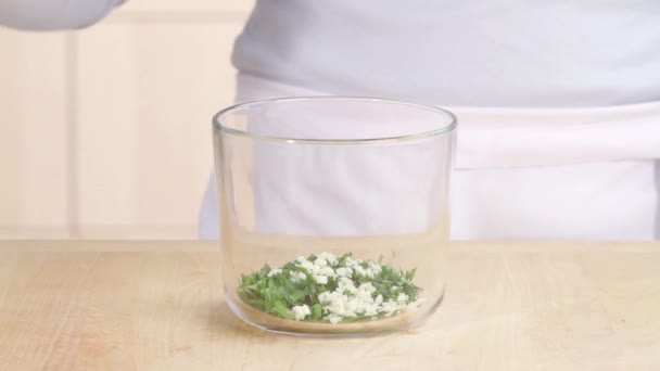 Huile d'olive ajoutée au persil haché — Video