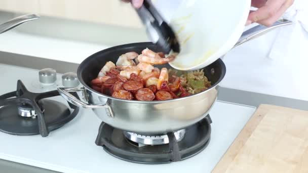 Jambalaya wird hergestellt — Stockvideo